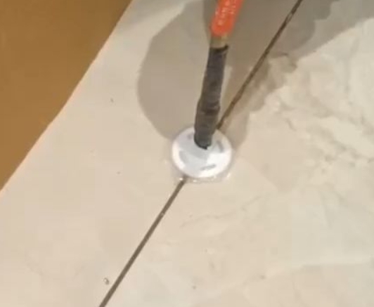 乃东瓷砖空鼓维修公司专业解答瓷砖在铺贴过程中，如果没有涂抹均匀到位的粘结材料（如水泥砂浆或瓷砖胶），可能会导致以下问题